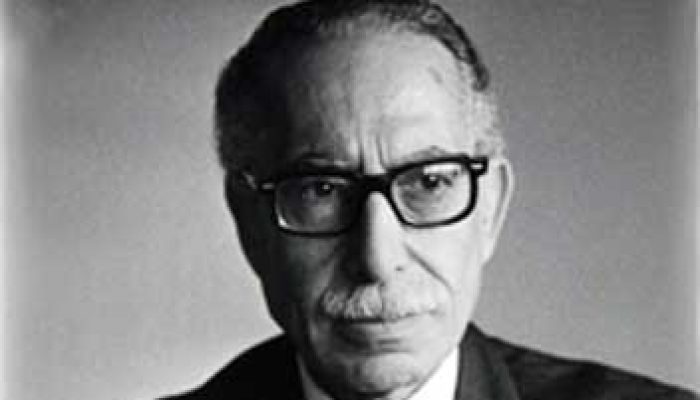أنا لست مجنونا حتى أقرأ الأوراق من أولها كما يقرأ العقلاء